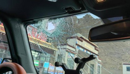 珠峰景区砸车事件:社会新闻视角下的深度剖析