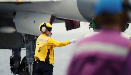 闪电新闻探访“深蓝利刃”的护航者:山东舰起降保障中队