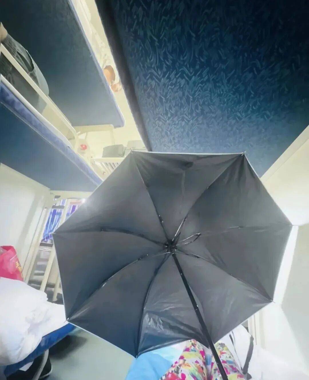 女乘客坐火车卧铺打伞遮隐私引发热议,网友建议卧铺区增设床帘,12306客服回应