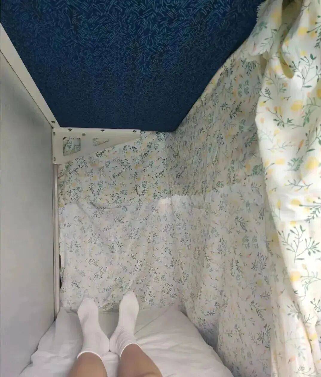 女乘客坐火车卧铺打伞遮隐私引发热议,网友建议卧铺区增设床帘,12306客服回应