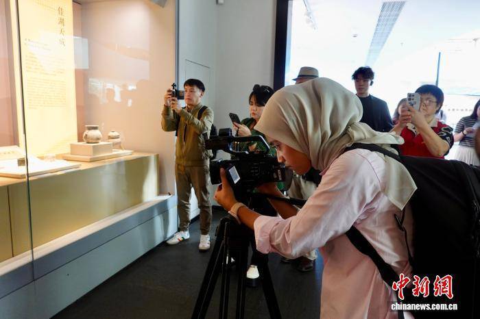 浙江杭州:中外媒体探访西湖 感受世界遗产之美